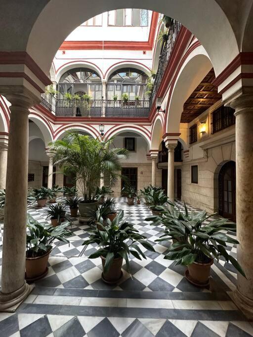 Apartamento Patio Sevillano Frente Catedral Bagian luar foto